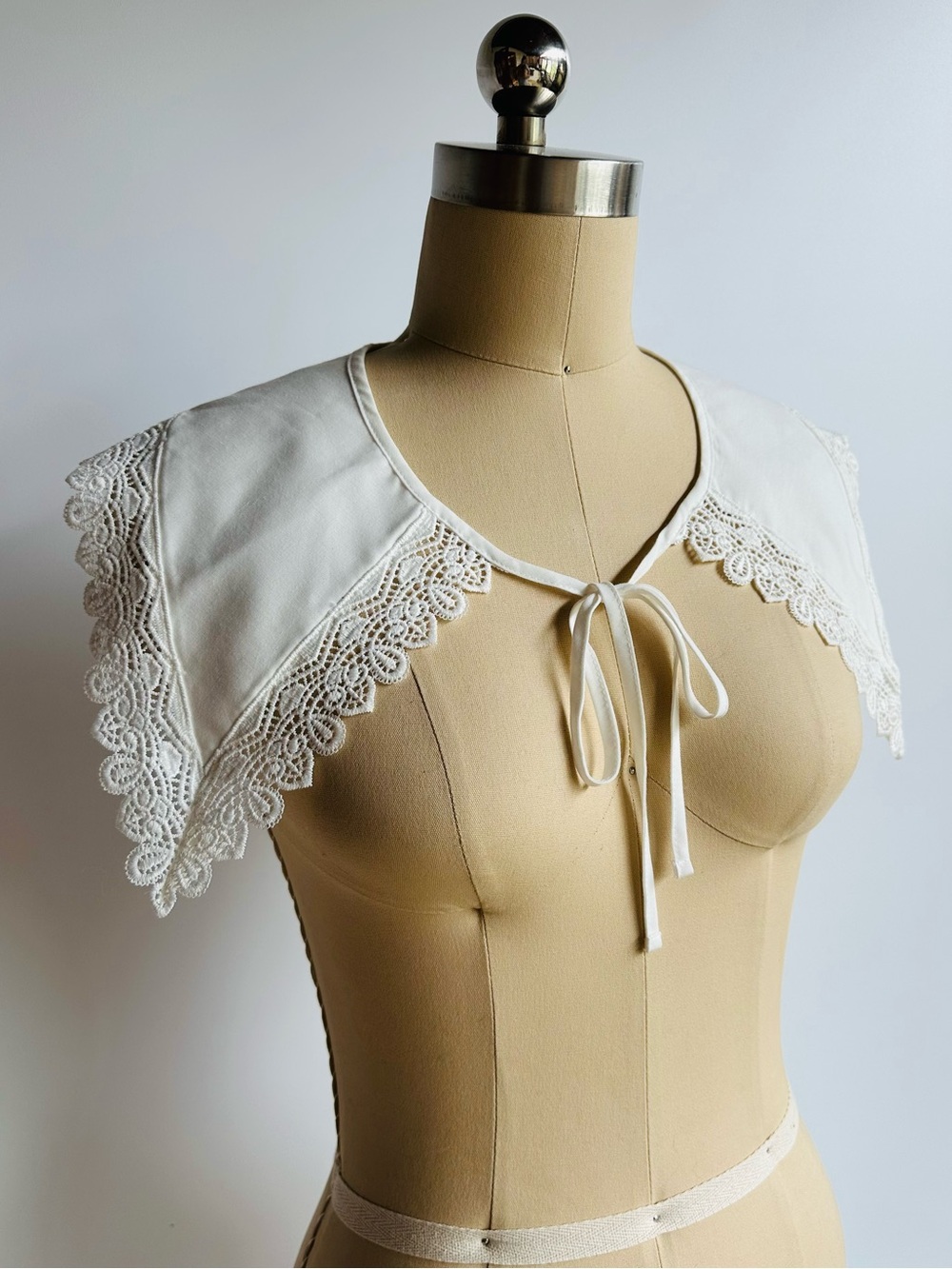 Vintage White Lace Capelet Collar Tie Front Shoulder Cover Cottagecore Boho - Picture 4 of 10
